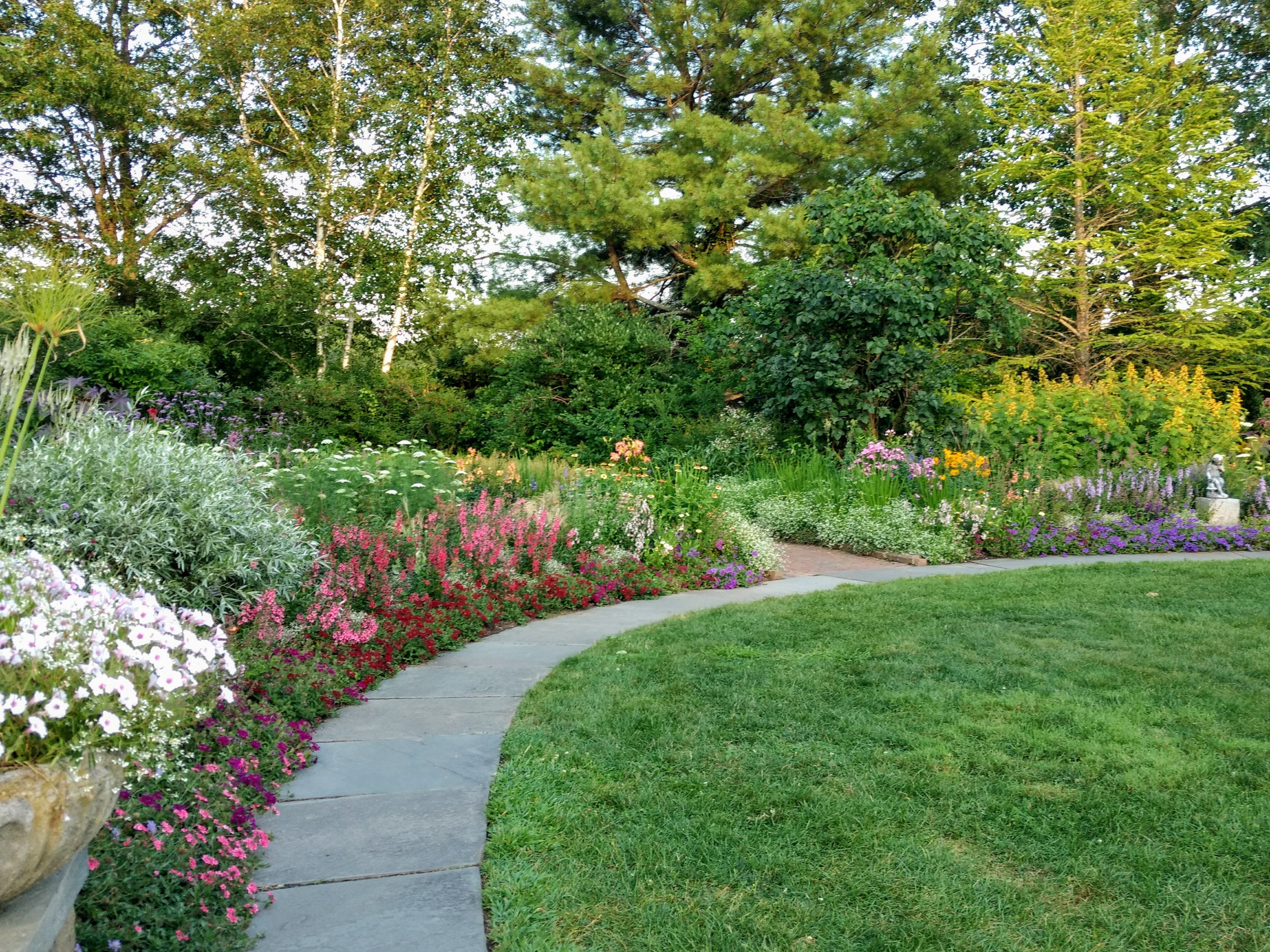 Благоустройство участка частного дома в Костроме и Костромской области